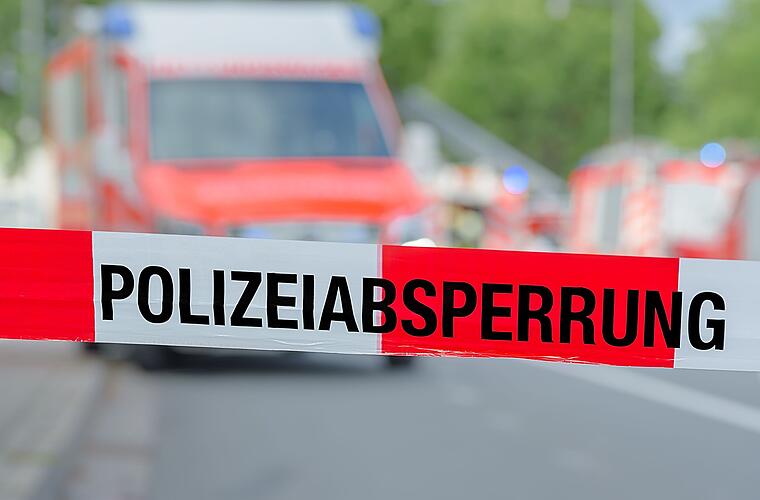 B173 bei Schwarzenbach am Wald: Frau kracht gegen Baum und wird eingeklemmt - Straße weiterhin gesperrt