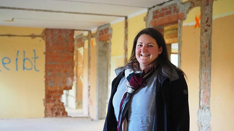 Anja Keyser, Pädagogische Leiterin der Jugendbildungsstätte Neukirchen, steht in dem Teil des Gebäudes, in dem sich später die Gästezimmer befinden werden. Durch die Linien auf dem Boden lässt sich die Größe der Einheiten bereits erahnen.