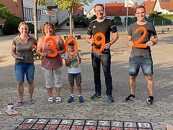 Eifrige Hände halfen beim Verschönern des Pausenhofs mit. Unser Foto zeigt von links: Organisatorin Biggi Müller, Siglinde Pörner (Vorsitzende Förderverein der Grundschule Adelsdorf), Kilian Utz (fleißiger Helfer und baldiger Zweitklässler), Matth...