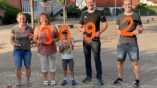 Eifrige Hände halfen beim Verschönern des Pausenhofs mit. Unser Foto zeigt von links: Organisatorin Biggi Müller, Siglinde Pörner (Vorsitzende Förderverein der Grundschule Adelsdorf), Kilian Utz (fleißiger Helfer und baldiger Zweitklässler), Matth...