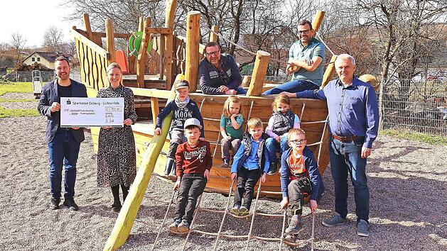 Der Uetzinger Kinderspielplatz ist immer gut besucht: Davon konnten sich B&uuml;rgermeister Mario Sch&ouml;nwald und die Mitglieder des Vorstands des CSU Ortsverbands Uetzing-Serkendorf bei der Spenden&uuml;bergabe &uuml;berzeugen.
