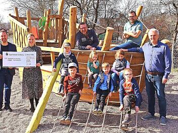 Der Uetzinger Kinderspielplatz ist immer gut besucht: Davon konnten sich Bürgermeister Mario Schönwald und die Mitglieder des Vorstands des CSU Ortsverbands Uetzing-Serkendorf bei der Spendenübergabe überzeugen.