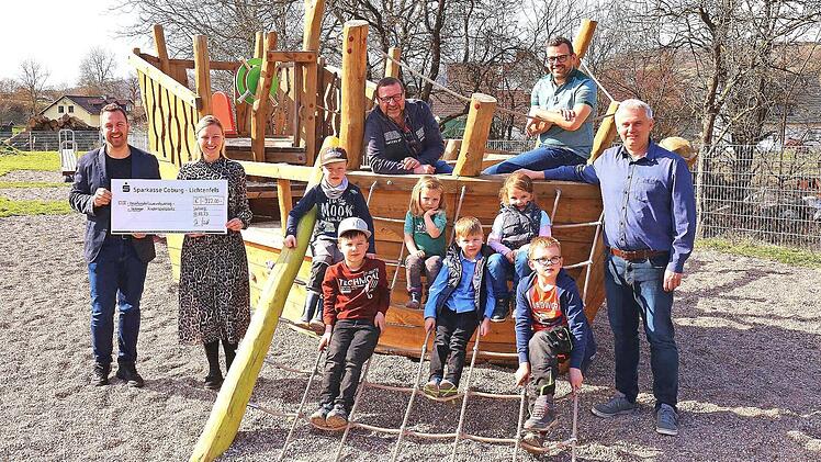 Der Uetzinger Kinderspielplatz ist immer gut besucht: Davon konnten sich Bürgermeister Mario Schönwald und die Mitglieder des Vorstands des CSU Ortsverbands Uetzing-Serkendorf bei der Spendenübergabe überzeugen.