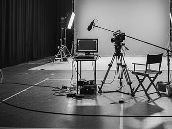 Trauerbild, Todesfall, verstorbener Schauspieler, Filmset, Kamera, Monitor, Fernsehen, TV