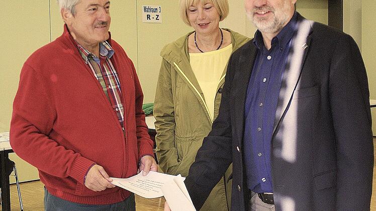 Hans-Josef Fell (rechts) gab seine Stimme in der Hammelburger Grundschule ab; im Bild mit Ehefrau Annemarie Fell und Wahlhelfer Gregor Schmid. Foto: Winfried Ehling