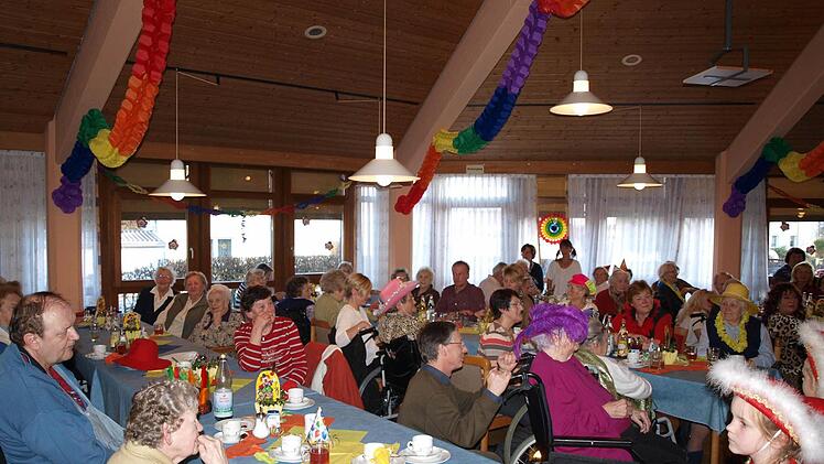 Farbenfrohe Verkleidungen wohin das Auge blickte im Speisesaal des BRK-Seniorenhauses, das aus allen Nähten platzte. Alle Fotos: Hans-Gerhard Neuberg