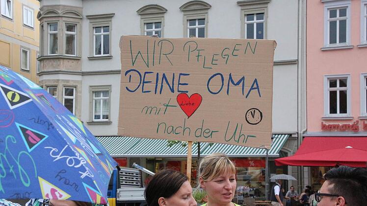 Pflegerkräfte demonstrieren für eine bessere Pflege. Foto: Simone Bastian