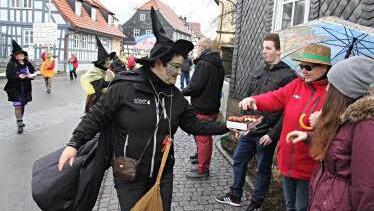 Süße Mohrenköpfe von adretten Hexen: Die Damen des CSU-Ortsverbandes versüßten das triste Wetter beim Faschingszug.  Foto: Helmut Will