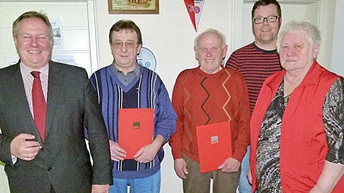 Ehrungen für jahrzehntelange Treue gab es bei der Hauptversammlung des SPD-Ortsvereins. Unser Bild zeigt (von links) Bürgermeister und SPD-Ortsvereinsvorsitzender Volken Schmiechen, Kurt Gottzmann, Günter Weber, Fraktionssprecher Uwe Jackwert sowie die Vorsitzende der AsF, Christa Müller.  Foto: Werner Oetter
