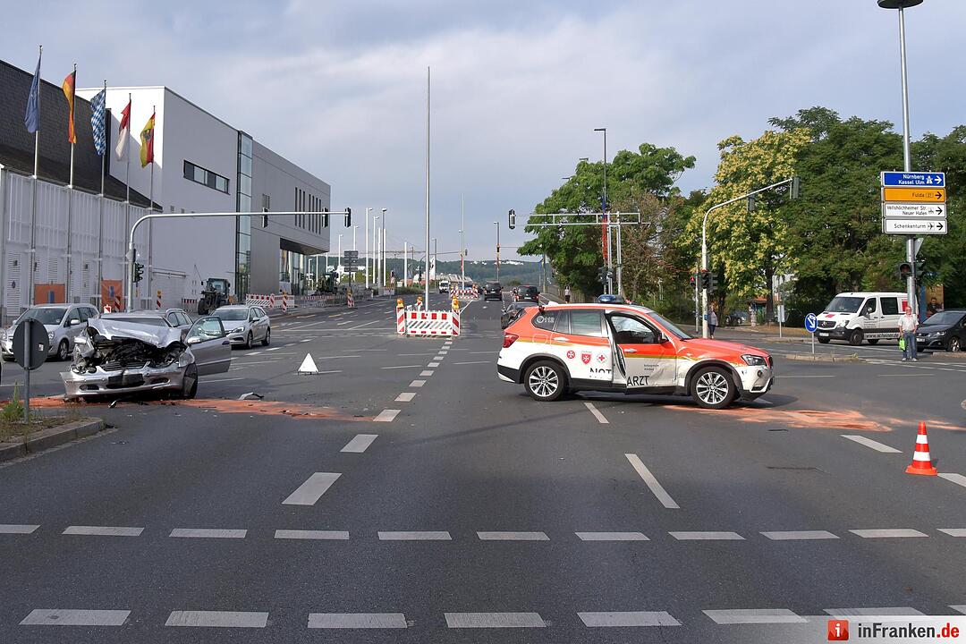 Notarztwagen verunglückt auf Einsatzfahrt