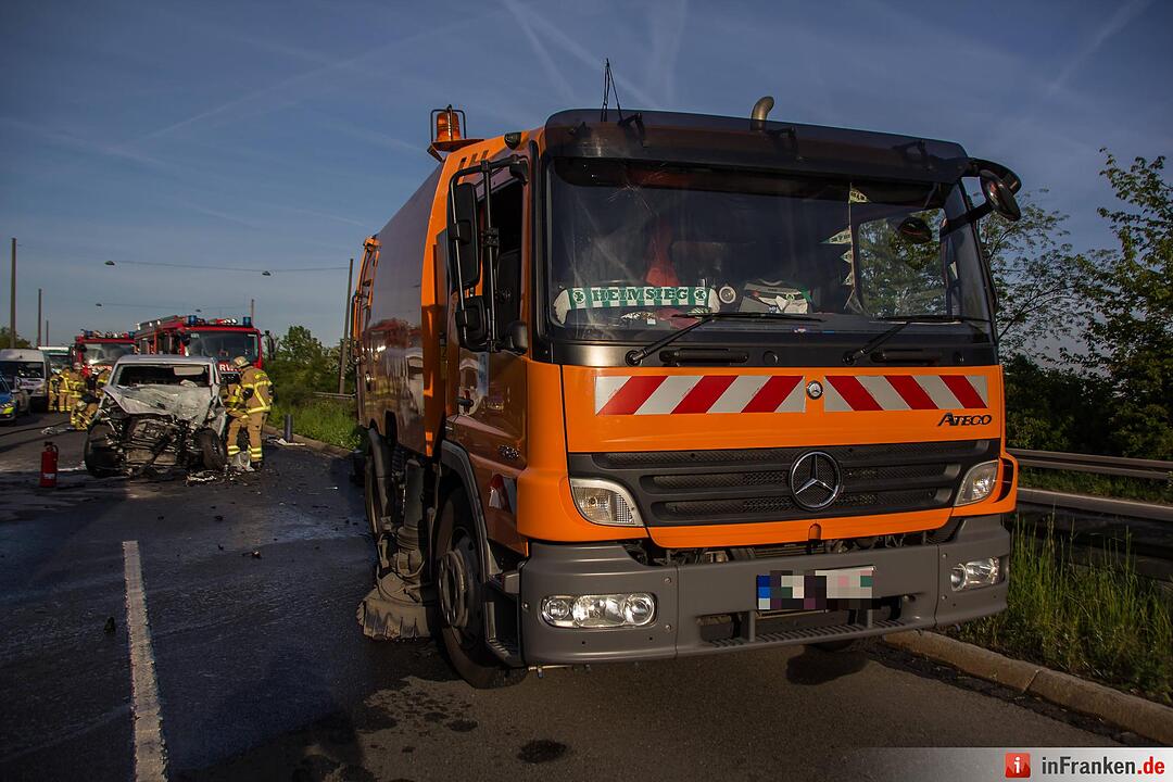 Schwerer Unfall in Fürth: Kleintransporter kracht in Kehrfahrzeug