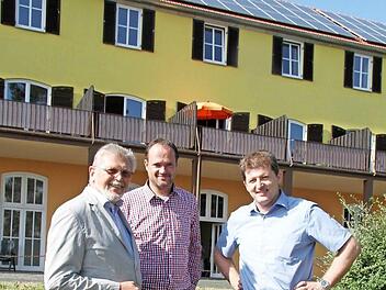 Bei einem Pressegespräch machten die Salem-Geschäftsführer Gerhard Lipfert, Samuel Müller und Heiko Weiß deutlich, dass die Schließung des Gästehauses unumgänglich ist. Trotzdem blickt Salem positiv in die Zukunft. Foto: Sonny Adam