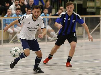 Im Halbfinale bezwang die SpVgg  Jahn Forchheim  um Artan Selmani (r.)  die DJK Kersbach mit 4:3 und holte sich im Endspiel mit dem 5:2 gegen den SV Buckenhofen den Stadtmeister-Titel.Sebastian Baumann