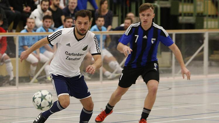 Im Halbfinale bezwang die SpVgg  Jahn Forchheim  um Artan Selmani (r.)  die DJK Kersbach mit 4:3 und holte sich im Endspiel mit dem 5:2 gegen den SV Buckenhofen den Stadtmeister-Titel.Sebastian Baumann
