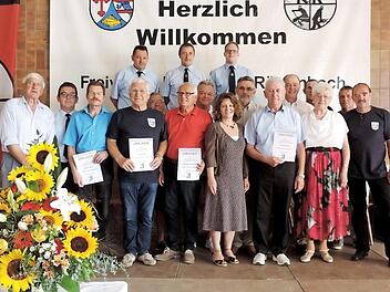 Die Geehrten mit Martina Stamm-Fibich (vorne 4. v. r.) und der Feuerwehrführung Fotos: Johanna Blum
