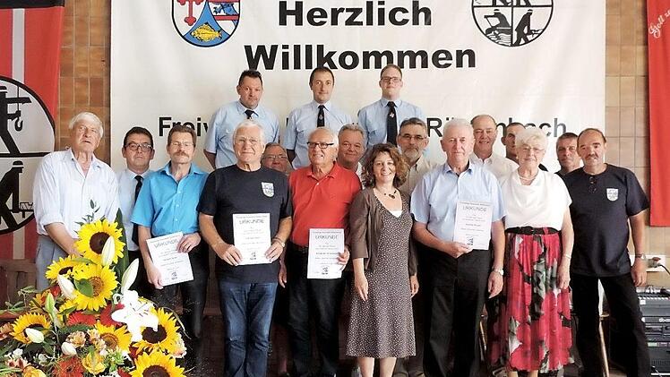 Die Geehrten mit Martina Stamm-Fibich (vorne 4. v. r.) und der Feuerwehrführung Fotos: Johanna Blum