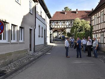Im Steinweg in Königsberg wird ein ständiges Halteverbot von der Einmündung Thomas-Klingg-Steige (im Hindergrund) bis zur Hausnummer 16 kurz nach dem ehemaligen Krankenhaus eingerichtet. Foto: Gerold Snater