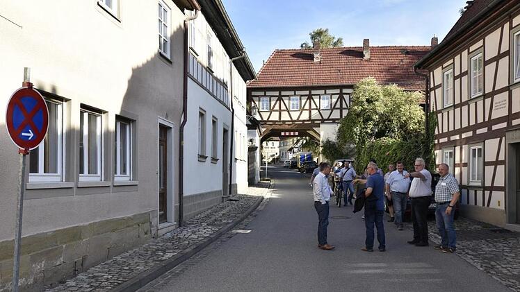 Im Steinweg in Königsberg wird ein ständiges Halteverbot von der Einmündung Thomas-Klingg-Steige (im Hindergrund) bis zur Hausnummer 16 kurz nach dem ehemaligen Krankenhaus eingerichtet. Foto: Gerold Snater