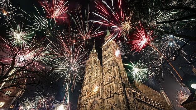Jahreswechsel an der Lorenzkirche in N&uuml;rnberg - B&ouml;ller und Raketen flogen