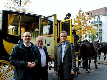 Jungfernfahrt für Bad Kissingens neuen Oberbürgermeister Dr. Dirk Vogel. Vereinsvorsitzender Thomas Leiner und Bocklet Kurdirektor Thomas Beck v.l. freuen sich mit.  Foto: Werner Vogel