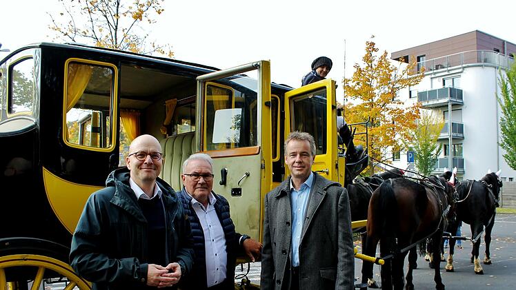 Jungfernfahrt für Bad Kissingens neuen Oberbürgermeister Dr. Dirk Vogel. Vereinsvorsitzender Thomas Leiner und Bocklet Kurdirektor Thomas Beck v.l. freuen sich mit.  Foto: Werner Vogel