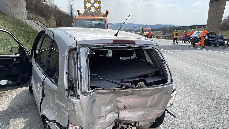 Schwerer Auffahrunfall auf der A9: Drei Personen verletzt