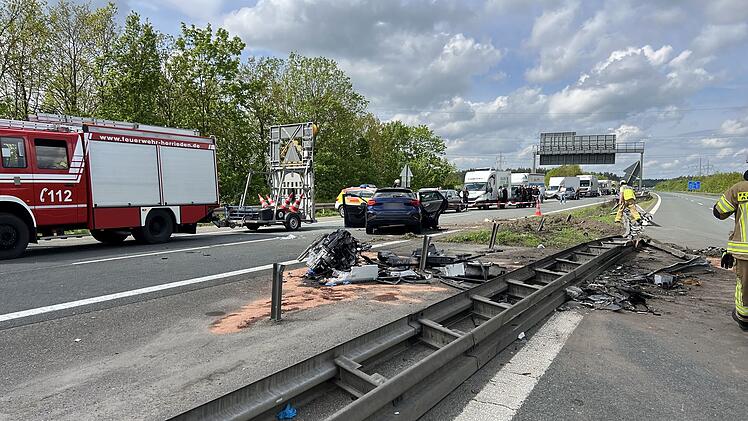 Lastwagen verursacht schweren Unfall auf A6 bei Ansbach