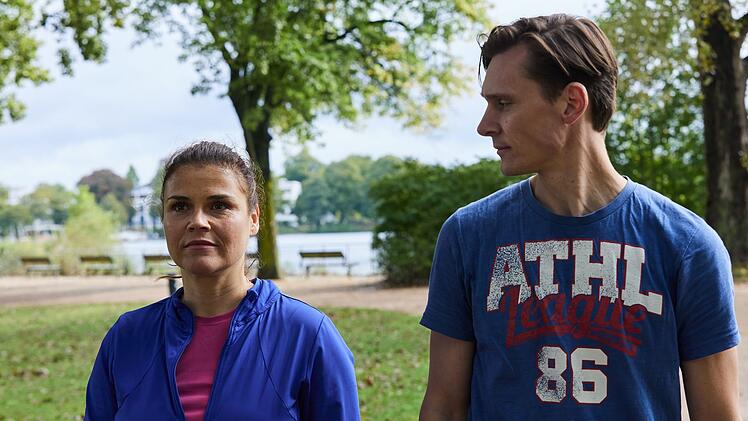 Sandra (Katharina Wackernagel) und Otis (Rick Okon) wollen ihre Treffen und ihre Gespr&auml;che nicht mehr missen.