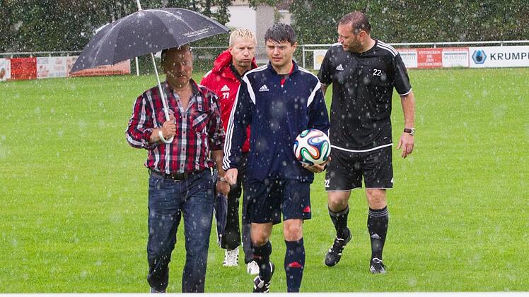 Die Platzbegehung durch den Schiri Roman Potemkin und die beiden Trainer zeigte, dass der Platz nicht mehr bespielbar war - Spielabbruch. Foto: Heinrich Weiß