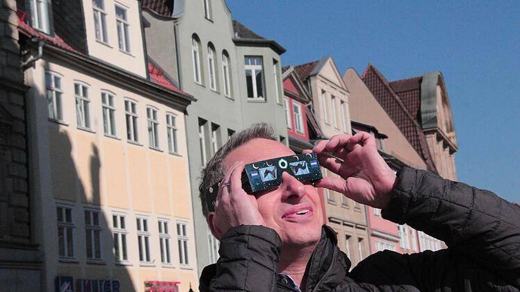 Jörg Schubert teilte sich mit einem Kollegen eine "Sofi-Brille". Viele andere blickten durchs Handy.