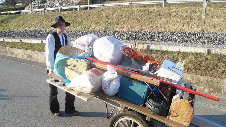 Dominik Häußinger mit einem Baustellen-"Fahrzeug" in der Schweiz.