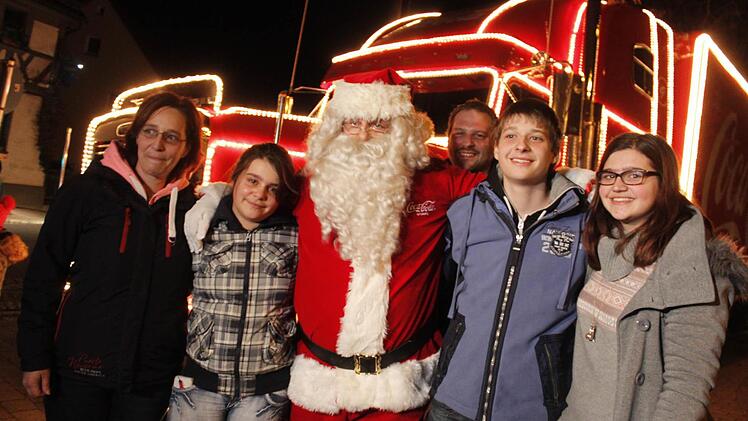 Familie Weise aus Kirchehrenbach wurde von Santa &uuml;berrascht: Mutter Stephanie, Kimberley, Vater Marcus, Nichlas und Stella (von links).