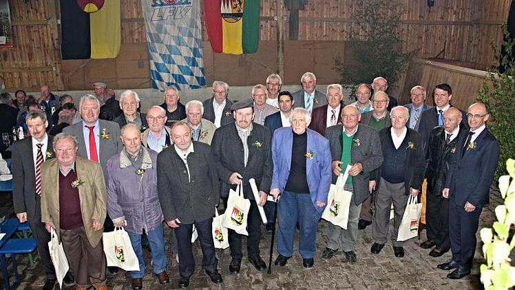 Für 25-jährige Tätigkeit wurden elf, für 40-jährige Tätigkeit acht, für 50-jährige Tätigkeit neun und für 60-jährige Tätigkeit vier Feldgeschworene von Landrat Wilhelm Schneider (rechts) geehrt. Mit auf dem Bild: MdL Steffen Volgel (Dritter von rechts), Gerhard Hartmann und Bürgermeister Jürgen Hennemann (Erster und Dritter von links).  Foto: Helmut Will
