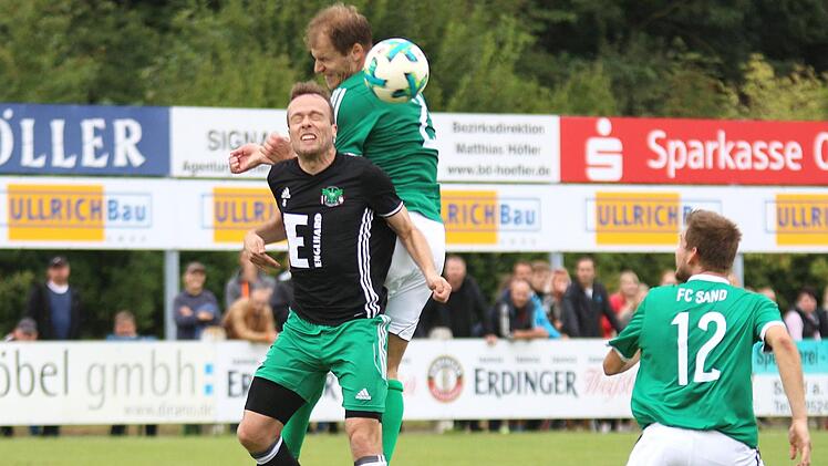 Sands Johannes Bechmann im Kopfballduell mit dem Ammerthaler Thomas Schneider