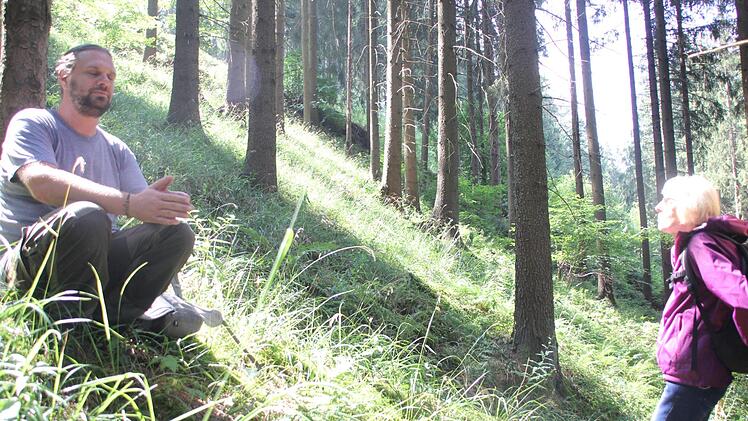 Für Holger Schramm ist die Natur ein wichtiger Bestandteil seines Lebens. Bei seinen verschieden Entspannungsangeboten, wie dem Waldbaden,  teilt er seine positiven Erfahrungen mit den Kursteilnehmern. Theresa Schiffl