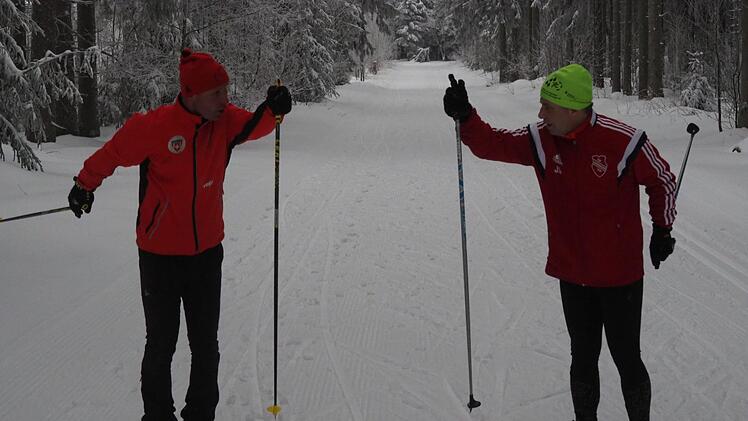 Ewald Simon (links), Vorsitzender des WSV Oberweißenbrunn, bringt Sportredakteur Jürgen Schmitt den richtigen Armeinsatz bei. Fotos: privat