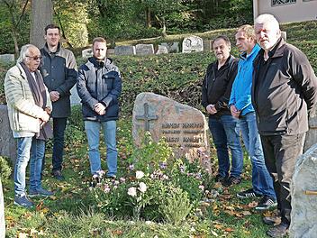 Unser Foto zeigt (von links) den Sohn des Verstorbenen Werner Knoth, den Marktgraitzer Gemeinderat Stefan Stumpf sowie die SPD-Gemeinderäte Lukas Busch, Jochen Körner, Stephan Arndt und Egon Neder.