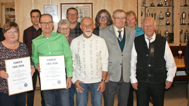Die geehrten langj&auml;hrigen Mitglieder f&uuml;r 40, 50 und 65 Jahre und die beiden neuen Ehrenmitglieder (mit Urkunde) nebst B&uuml;rgermeister R&uuml;diger Gerst (links), Vorsitzender Heike Br&auml;uer (5. v. r.) und Zweitem Vorsitzenden Daniel Seelmann (3. v. l.)
