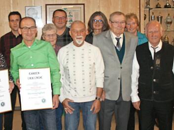 Die geehrten langjährigen Mitglieder für 40, 50 und 65 Jahre und die beiden neuen Ehrenmitglieder (mit Urkunde) nebst Bürgermeister Rüdiger Gerst (links), Vorsitzender Heike Bräuer (5. v. r.) und Zweitem Vorsitzenden Daniel Seelmann (3. v. l.)