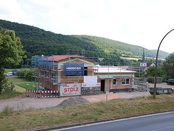 Unterhalb des Friedhofes und in Sichtweite des Kirchturms entsteht das neue Obererthaler Feuerwehrhaus.