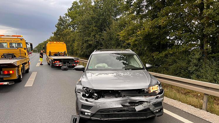 Schwerer Unfall im Ferienverkehr: Wohnwagengespann muss ausweichen und verunfallt schwer