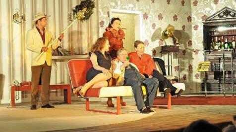 So sah der Zuschauer die Bühne bei der turbulenten Komödie "Der Mustergatte" mit den Mimen (von links) Jens Eulenberger, Iris Faber, Angela Koschel-de la Croix, Eike Domroes und Jacqueline Binder.