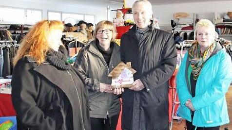 Das Sozialkaufhaus kann raus aus den unbeheizbaren und zu kleinen Räumen: Wolfgang Weiler, Sprecher der HUK-Vorstände, überbrachte gestern symbolisch die Spende an Regina Hagen, Barbara Kammerscheid und Regina Hofmann (von links).