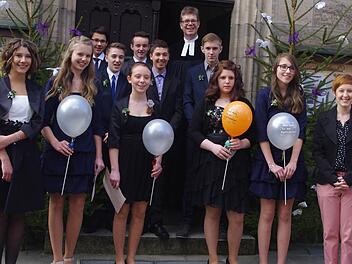 Zehn Jugendliche empfingen das heilige Abendmahl. Dies waren Maike Eckardt, Max Hempfling, Maria Köhler, Lena Krause, Lennart Meyer, Adrian Panzer, Nicole Rüger, David Staufer, Julian Wenzel und Sara Wesolek. Hier mit Pfarrer Martin Gundermann (hinten) sowie Franziska Diezel (vorne, rechts). Foto: Heike Schülein