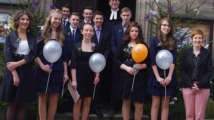 Zehn Jugendliche empfingen das heilige Abendmahl. Dies waren Maike Eckardt, Max Hempfling, Maria Köhler, Lena Krause, Lennart Meyer, Adrian Panzer, Nicole Rüger, David Staufer, Julian Wenzel und Sara Wesolek. Hier mit Pfarrer Martin Gundermann (hinten) sowie Franziska Diezel (vorne, rechts). Foto: Heike Schülein