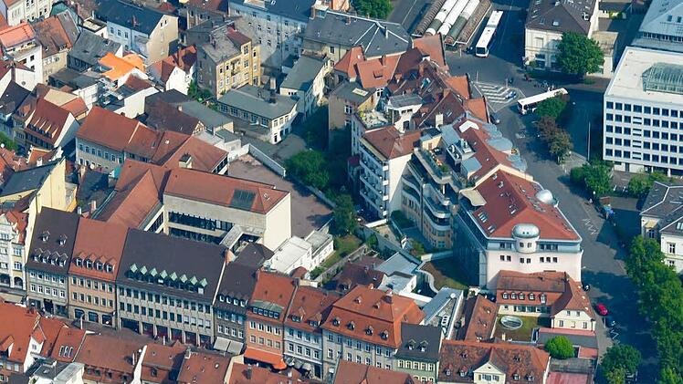 Blick auf das Areal mit der Langen Straße im Vordergrund und dem ZOB am oberen Bildrand Foto: Ronald Rinklef