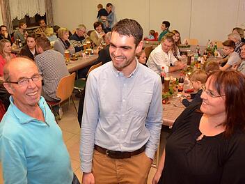 Schützenkönig Thomas Müller mit seinen Rittern Alois Stürzenberger und Andrea Schulz. Foto: Peter Rauch