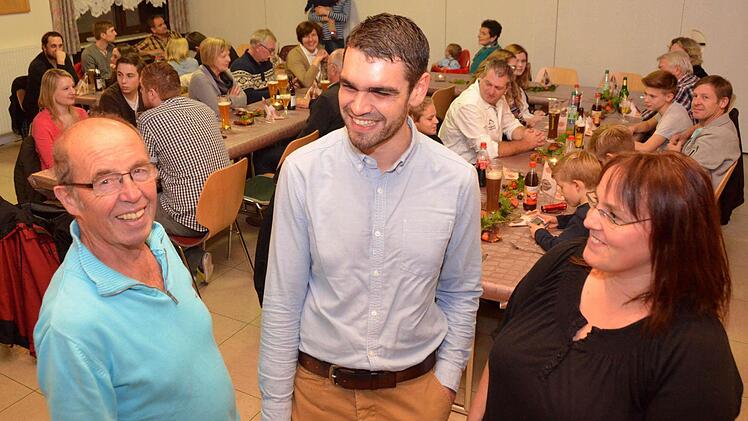 Schützenkönig Thomas Müller mit seinen Rittern Alois Stürzenberger und Andrea Schulz. Foto: Peter Rauch