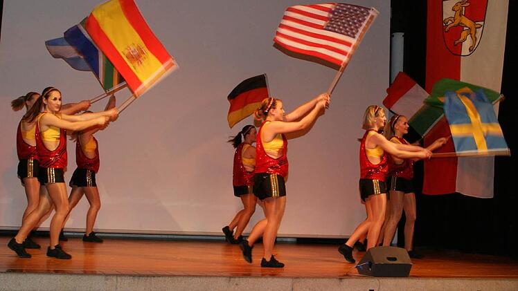 Ganz sportlich zeigte sich im Rahmenprogramm die Showtanzgarde Heubach mit ihrer Reminiszenz an die Fußball-WM, hier mit "Waving flags".