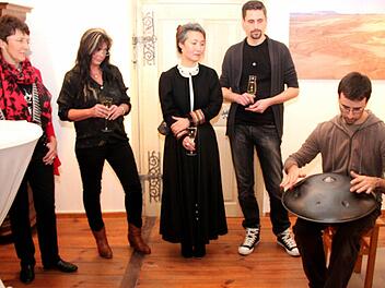 Margit Paulus, Marianne Fleck, Hyenomi Park und Manuel Schäfer lauschten Alexander Linz (v. l.) am Freien Integralen Hang. Foto: Johanna Blum